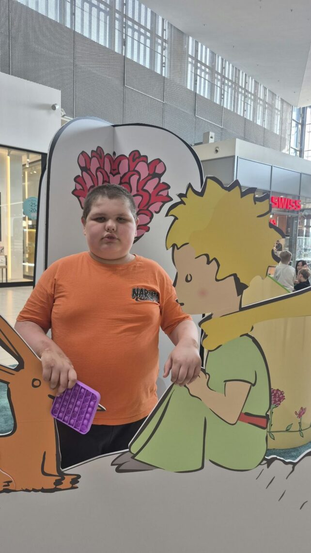 Uczeń przy dekoracji z Małym Księciem