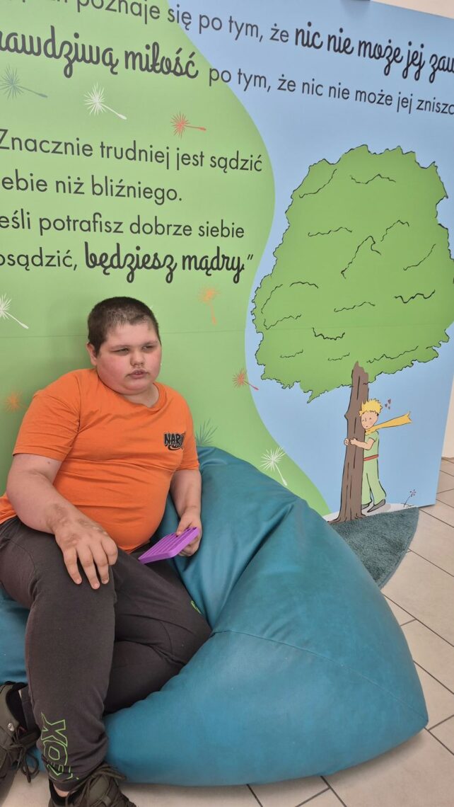 Uczeń odpoczywa na pufie w strefie oswajania