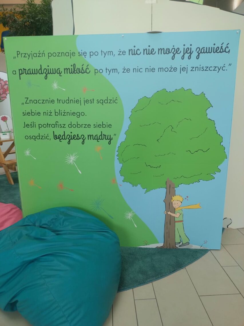 Ściana z cytatem z „Małego Księcia” w strefie oswajania
