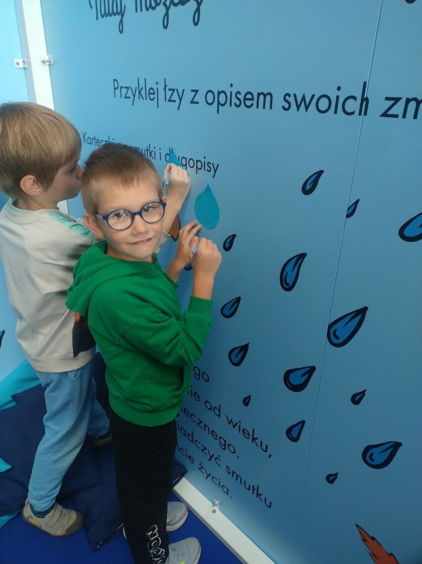 Uczniowie przy ścianie z łzami w strefie smutku
