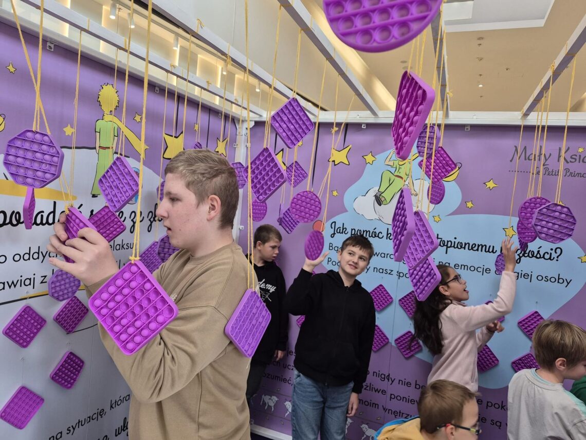 Strefa złości z zawieszonymi zabawkami sensorycznymi
