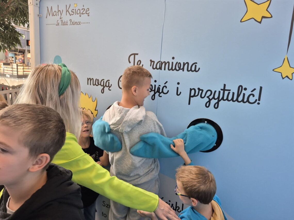 Uczniowie przy instalacji z miękkimi ramionami
