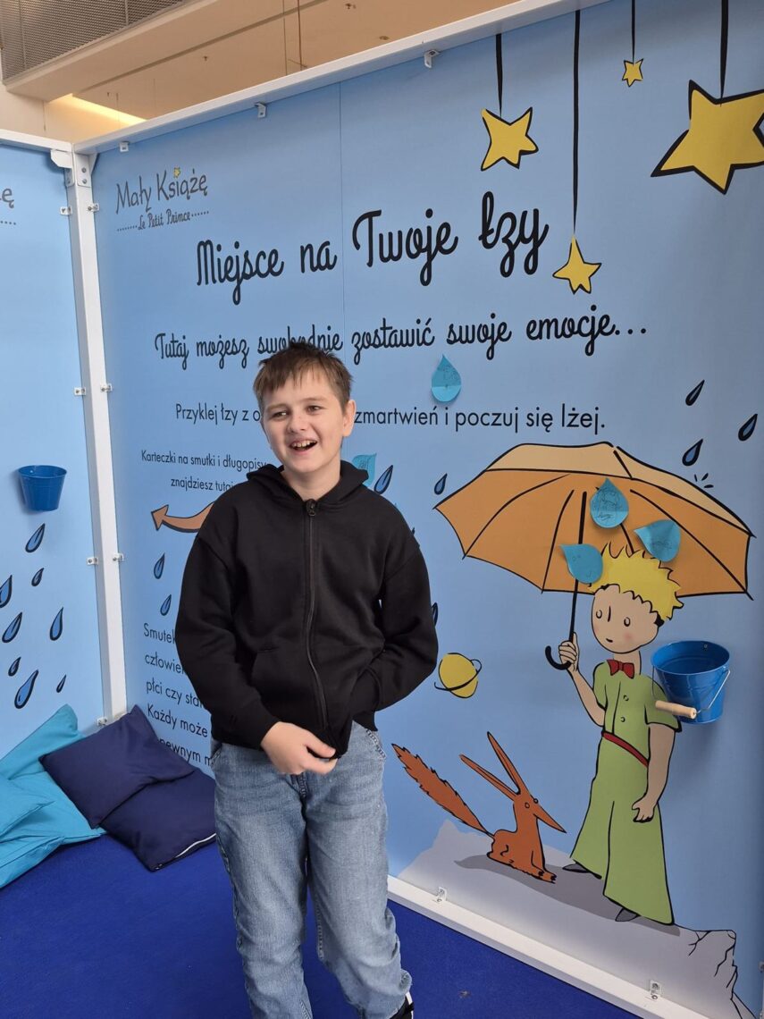 Uśmiechnięty uczeń w strefie „Miejsce na Twoje łzy”