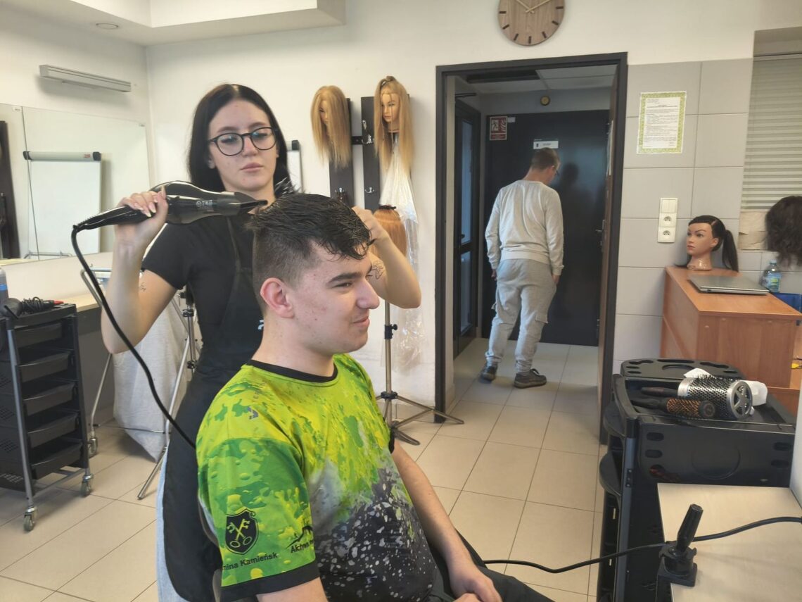 Modelowanie włosów ucznia prostownicą